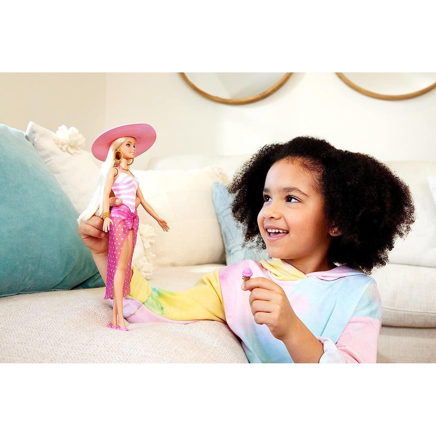 Barbie Bambola bionda con costume da bagno rosa e bianco