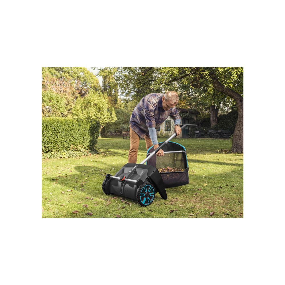 Gardena Raccogli Foglie Spazzatrice Per Giardino Con Sacco Di Raccolta Estraibile Spazzole Rotanti E Impugnatura Ergonomica