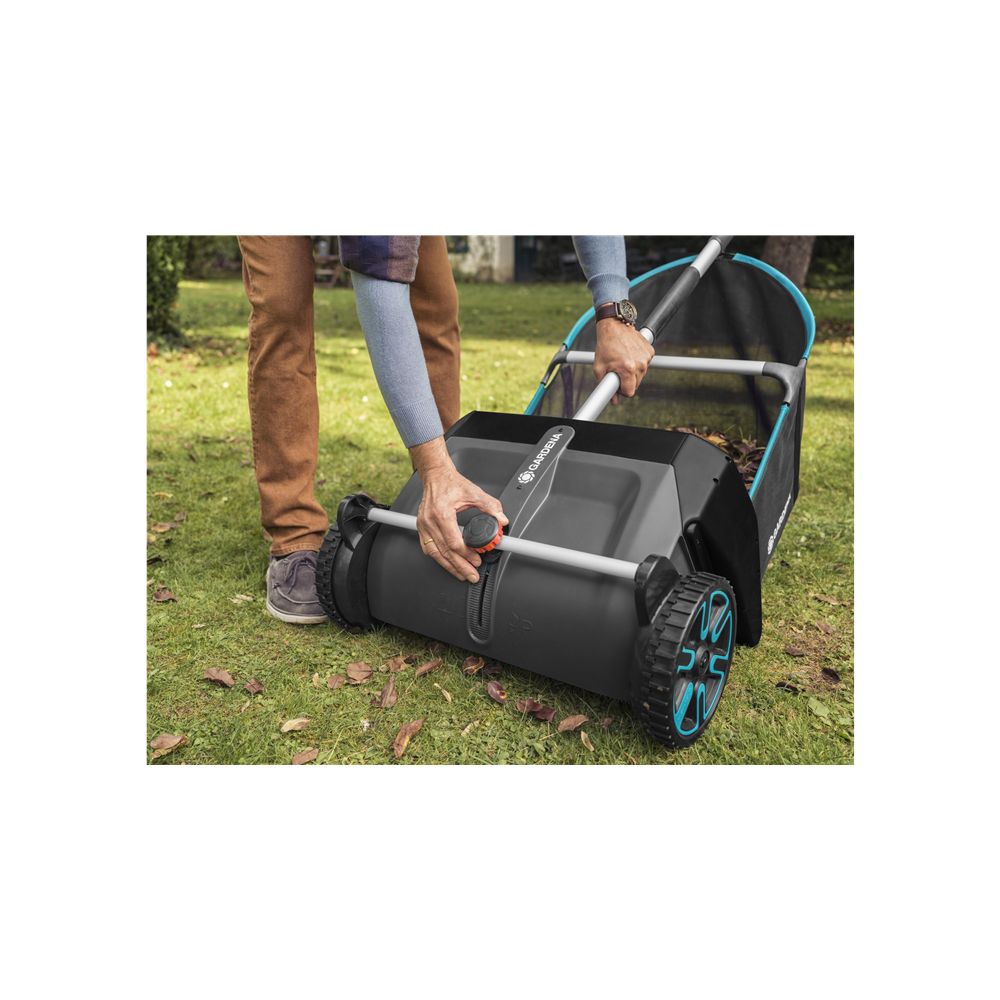 Gardena Raccogli Foglie Spazzatrice Per Giardino Con Sacco Di Raccolta Estraibile Spazzole Rotanti E Impugnatura Ergonomica