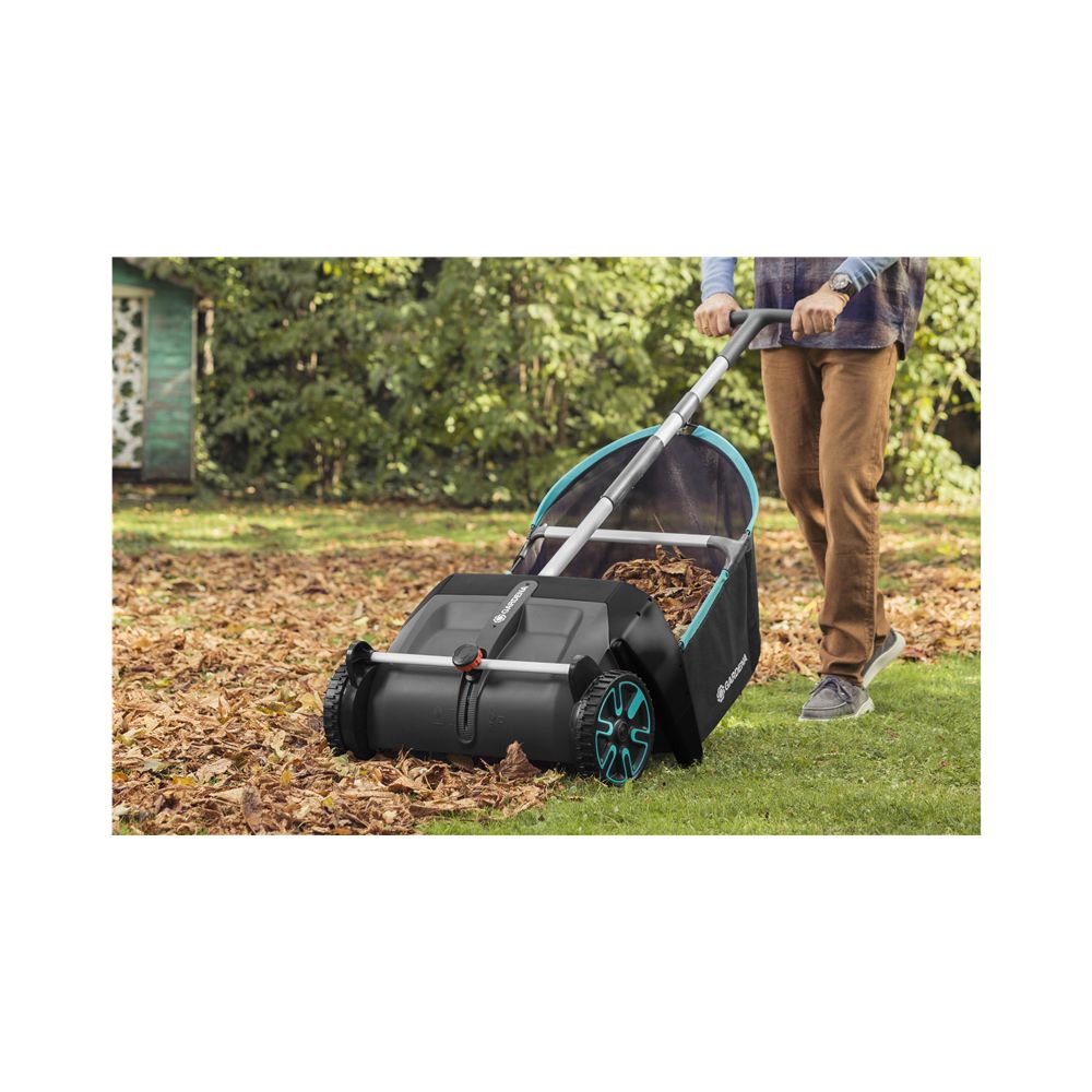 Gardena Raccogli Foglie Spazzatrice Per Giardino Con Sacco Di Raccolta Estraibile Spazzole Rotanti E Impugnatura Ergonomica