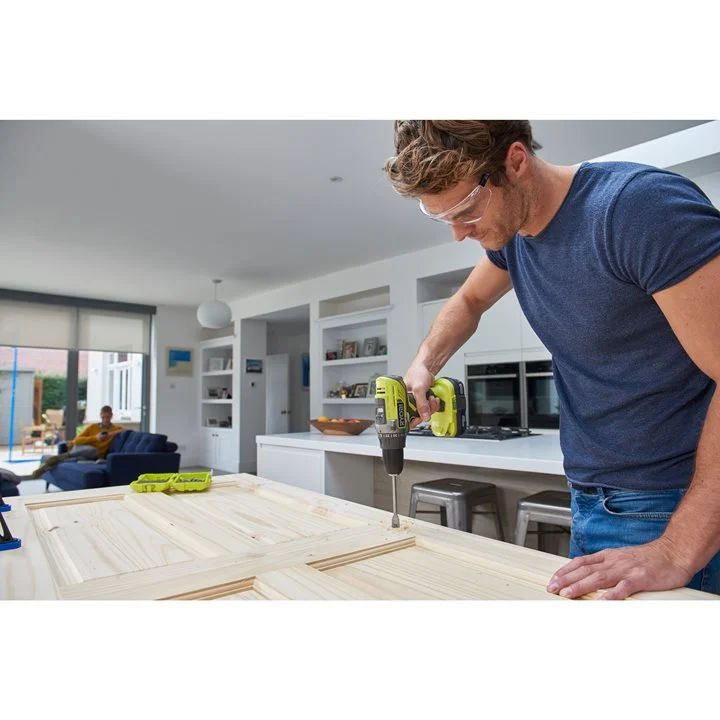 Ryobi Kit 4 Utensili Trapano Avvitatore Sega Circolare Sega a Gattuccio Torcia E Due Batterie