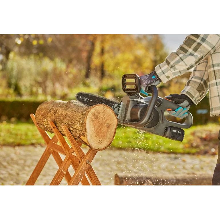 Gardena Elettrosega a Batteria PowerSaw 250/18V, Set Pronto all'Uso, con Batteria P4A