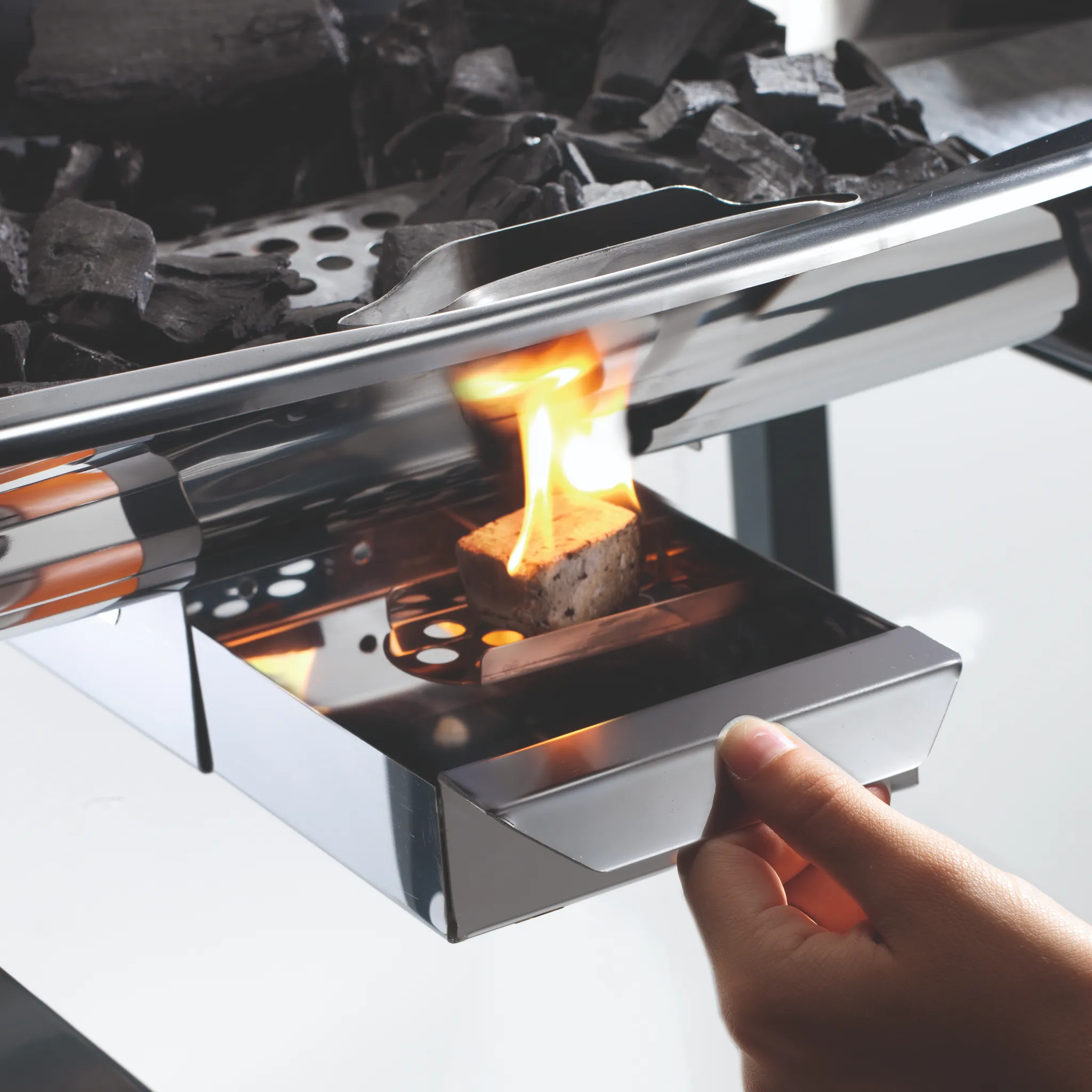 Ompagrill Barbecue A Carbonella Con Coperchio e Carrello Con Doghe In Legno Massello
