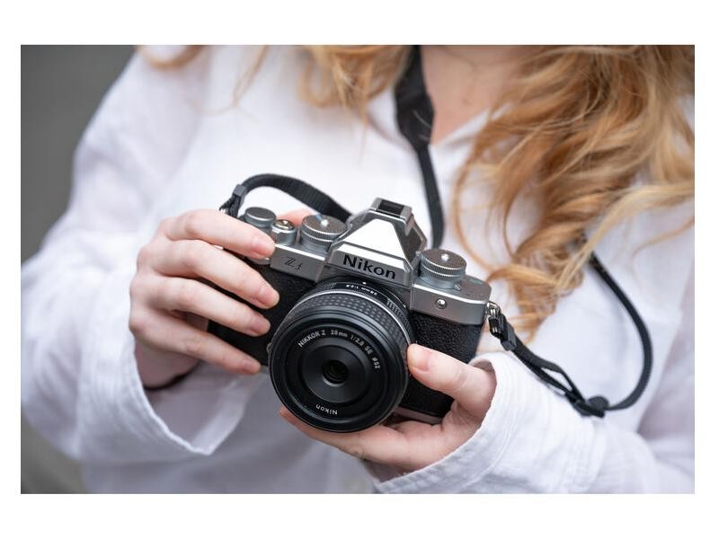 NIKON Zf SL + Z 40mm f/2 SE + SDXC 128GB LEXAR in OMAGGIO GARANZIA NITAL 4 ANNI