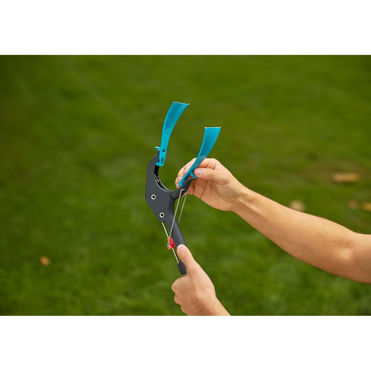Gardena Pinza da Giardino 4 in 1 – Ergonomica e Multiuso Pinza per Afferrare, Rastrellare e Raschiare