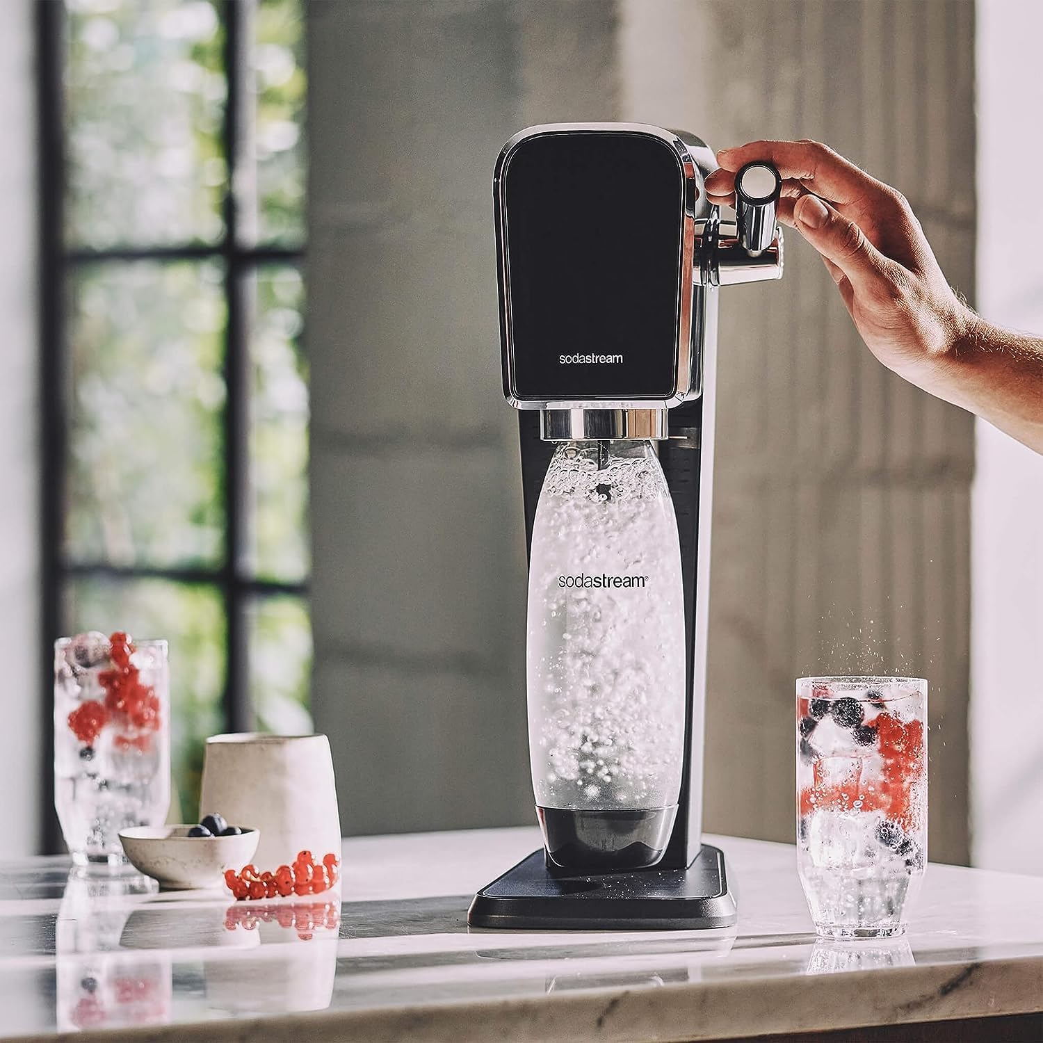 SodaStream Art Nero – Gasatore acqua Completo con bottiglie 1L + 0,5L e cilindro CO₂