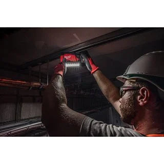 Milwaukee M12 Faro LED compatto ruotabile con magnete e power bank