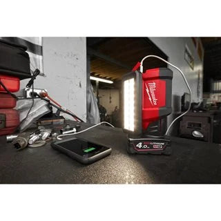 Milwaukee M12 Faro LED compatto ruotabile con magnete e power bank