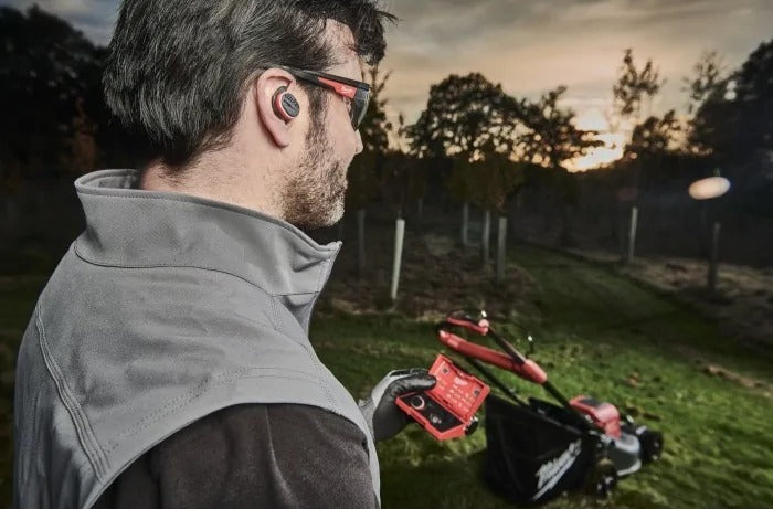 Milwaukee Cuffie Bluetooth da lavoro L4 RLEPB – Protezione udito EN 352 + USB ricaricabile